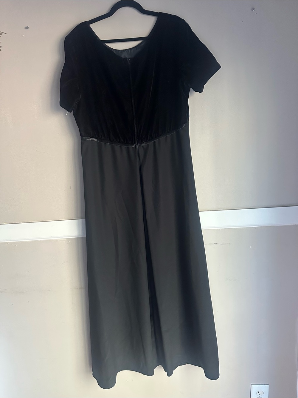 Stage Accent Classic Black Short-Sleeve Maxi Dress Size 18